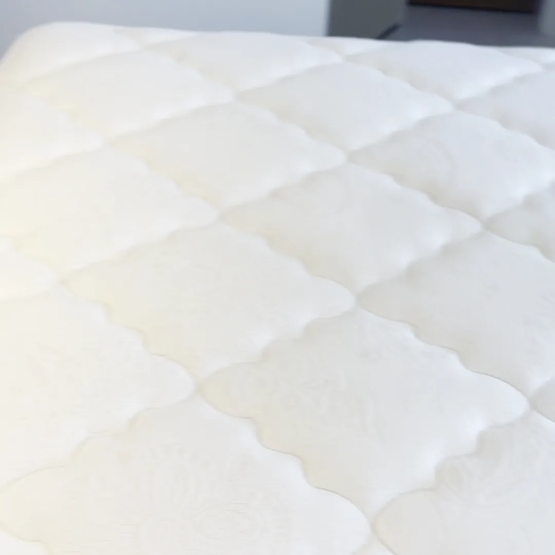 Tecido de um colchão branco limpo, visto de perto, no fim do serviço