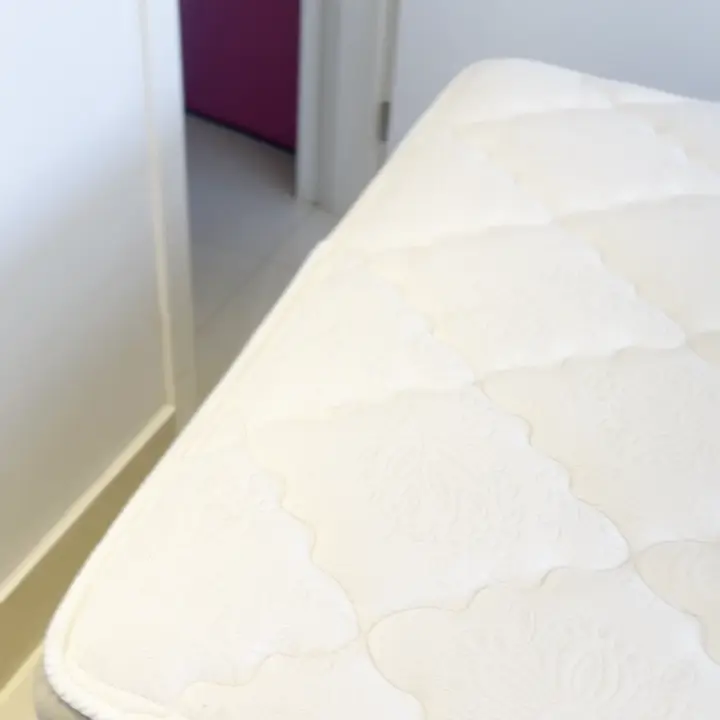 Colchão branco limpo no quarto, no fim do serviço