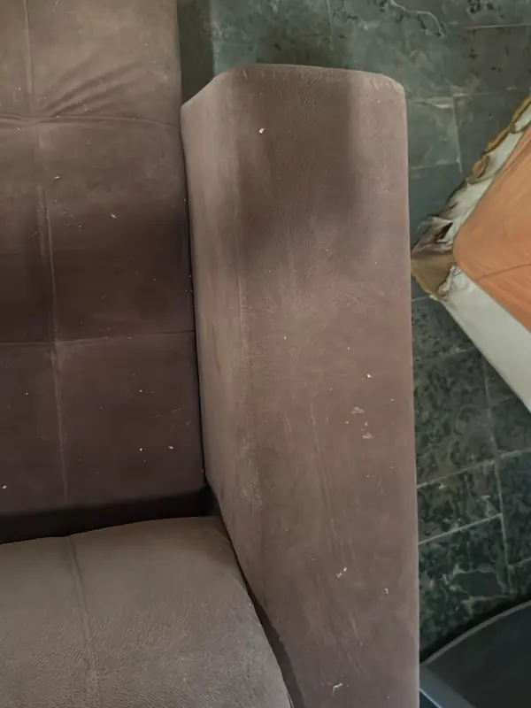 Braço do sofá retrátil marrom encardido antes da limpeza, Jardim Novo Mundo