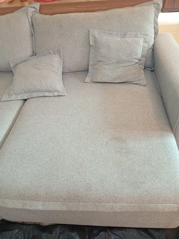 Chaise de sofá cinza-claro com mancha antes da limpeza, Setor Criméia Oeste