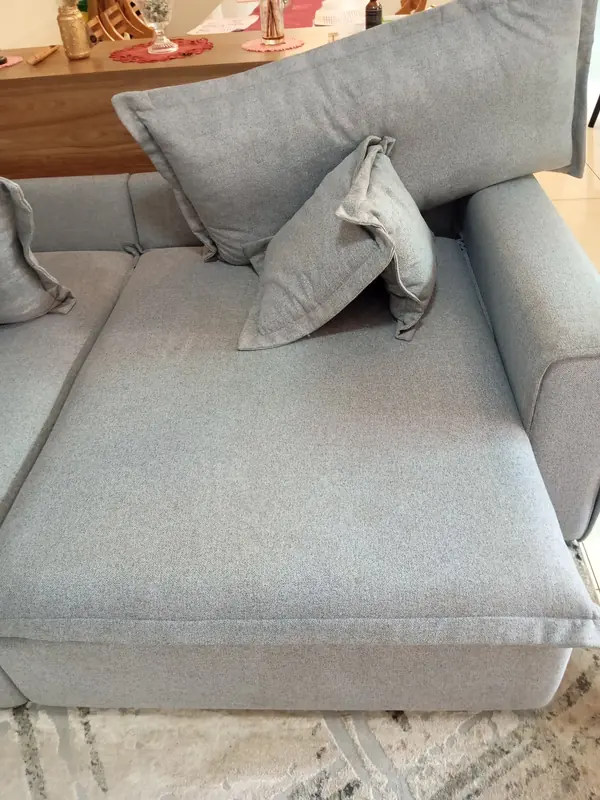 Chaise de sofá cinza-claro depois da limpeza, Setor Criméia Oeste