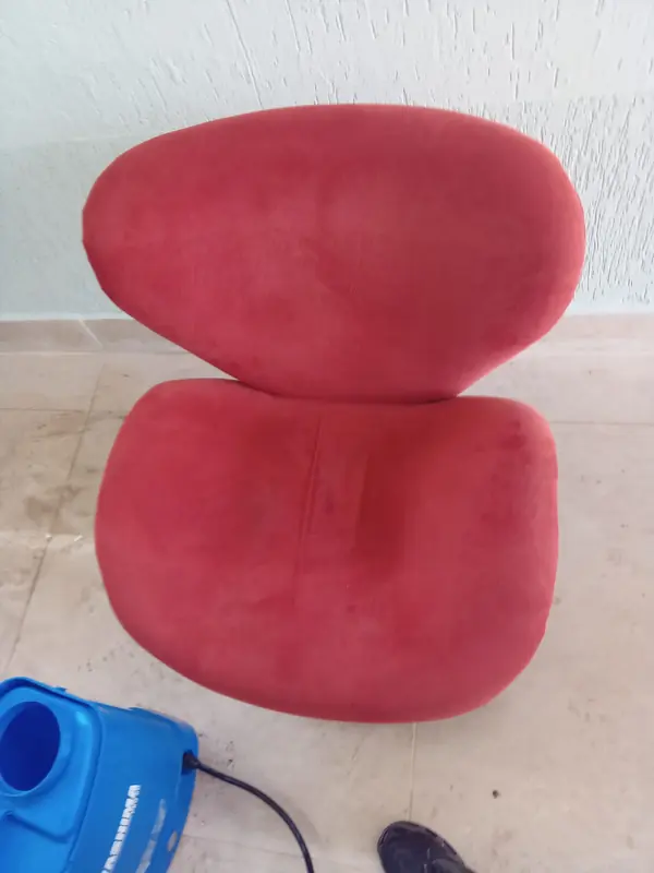 Poltrona vermelha com mancha no assento antes da limpeza, Jardim Bela Vista, Aparecida de Goiânia