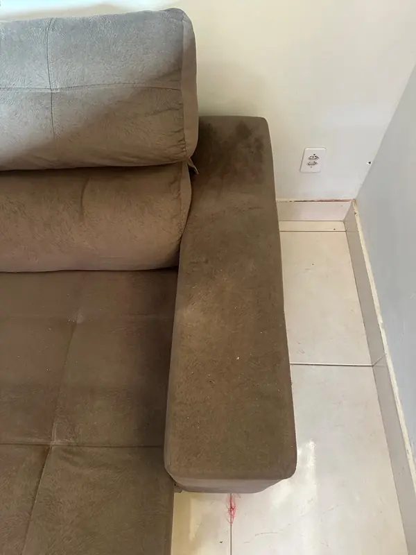 Braço de sofá marrom encardido antes da limpeza, Jardim das Cascatas, Aparecida de Goiânia