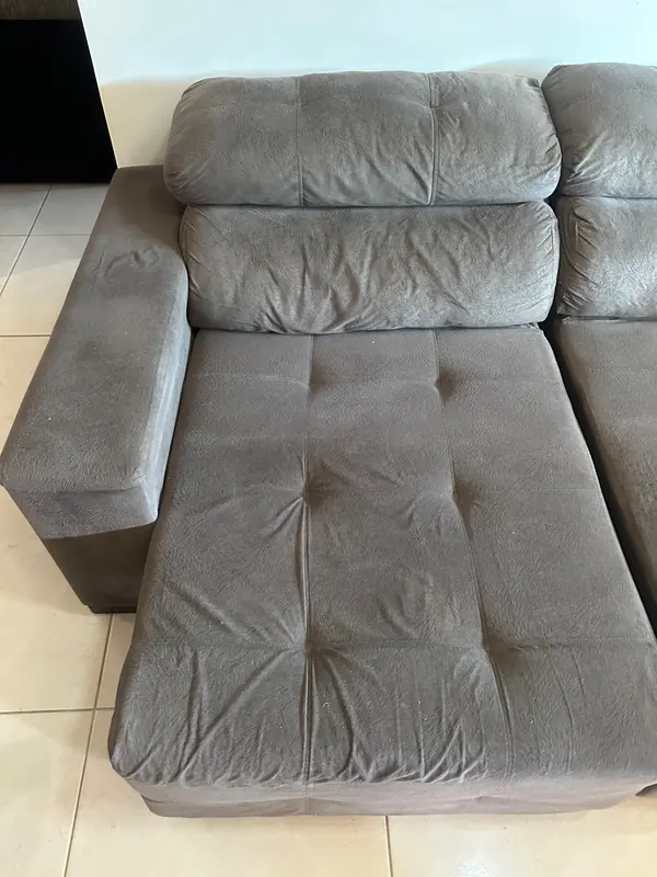 Chaise de sofá marrom com o assento encardido antes da limpeza, Jardim das Cascatas, Aparecida de Goiânia