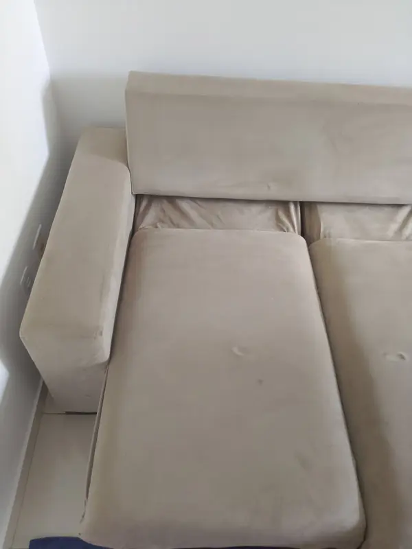 Chaise de sofá bege com manchas antes da limpeza, Setor Bela Vista