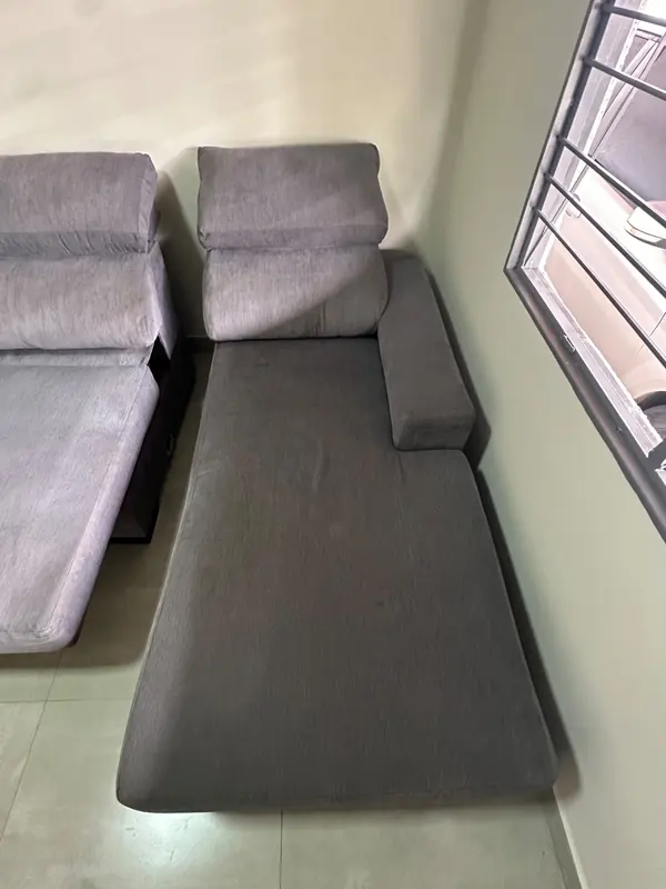 Chaise de sofá cinza com o assento encardido antes da limpeza, Jardim Tropical, Aparecida de Goiânia