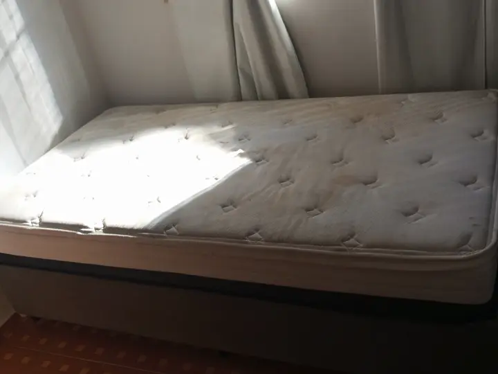 Limpeza de colchão pela Sinlave, antes