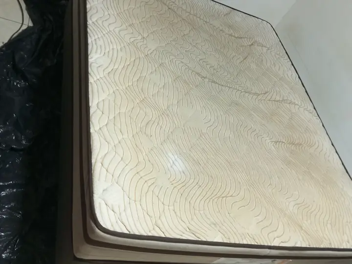 Colchão de casal antes da limpeza, Conjunto Riviera