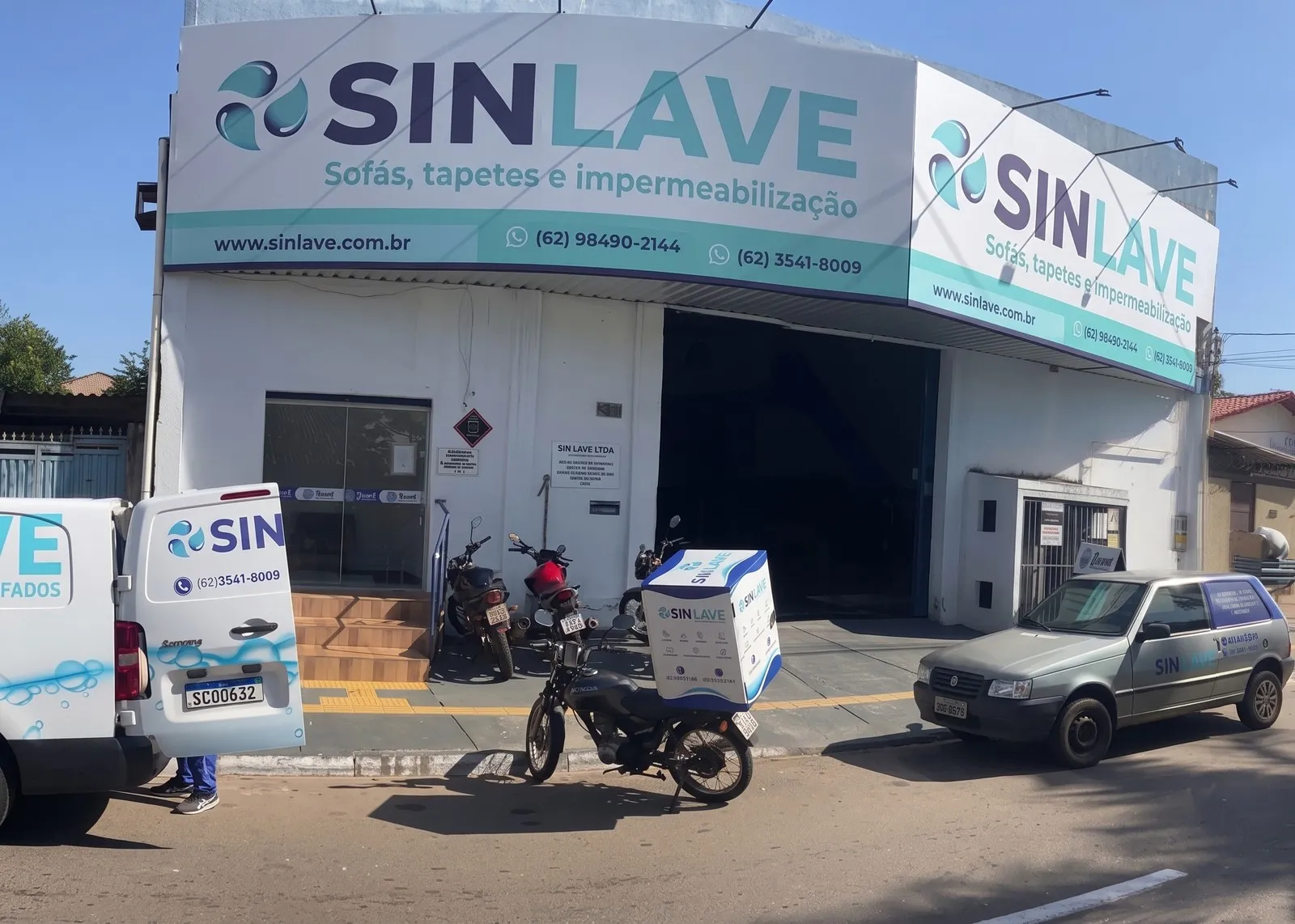 Fachada da Sinlave na Avenida Domiciano Peixoto, em Goiânia, com a van da busca e entrega e as motos da equipe