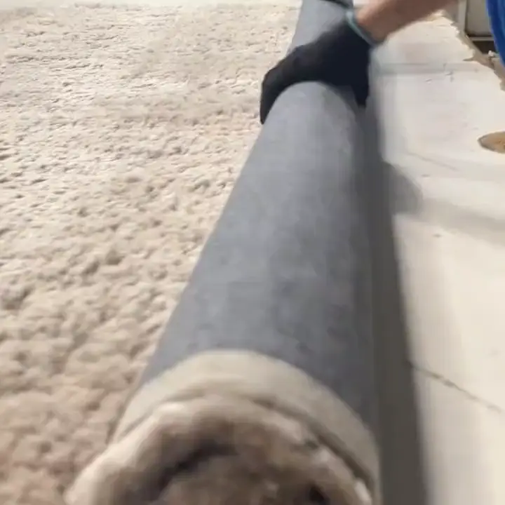 Tapete limpo sendo enrolado para embalar e entregar