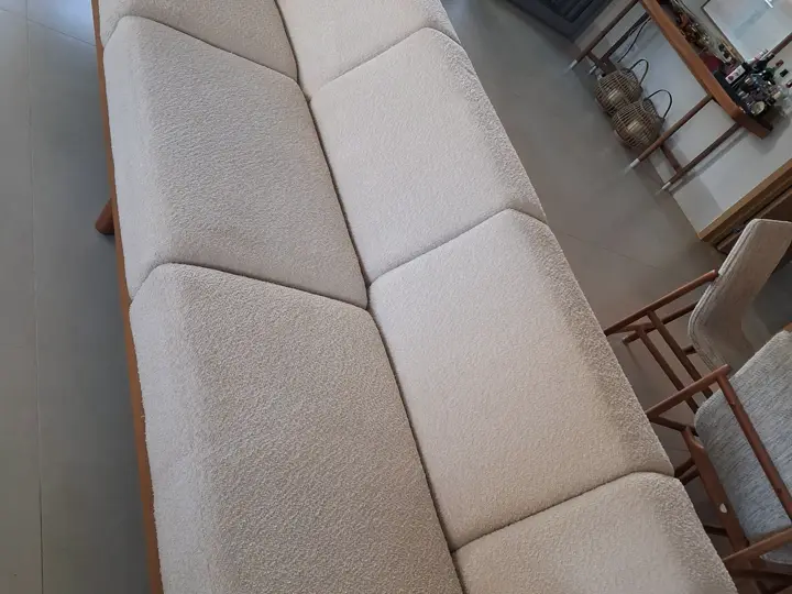 Sofá fixo de 3 lugares depois da limpeza, Setor Marista